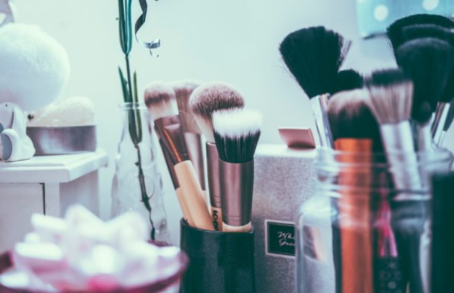makeup holder